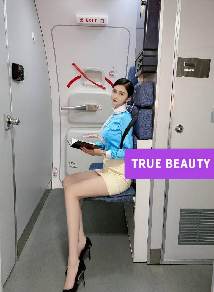 兼职的性感翘臀空姐